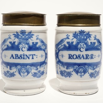 Een paar blauwwitte Delftse albarello apothekerspotten met koperen deksel, 18e eeuw